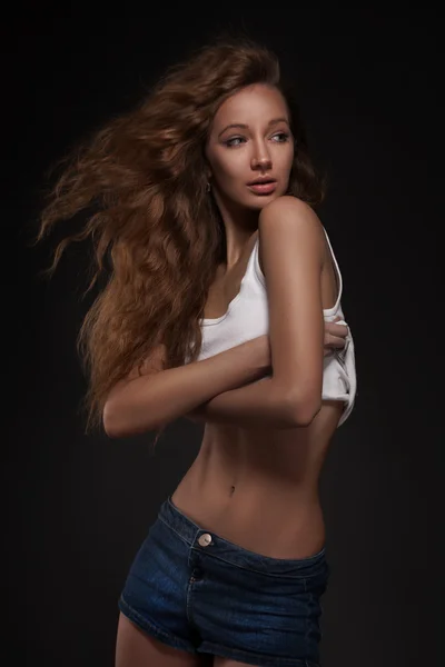 Retrato de mulher jovem com cabelo encaracolado — Fotografia de Stock