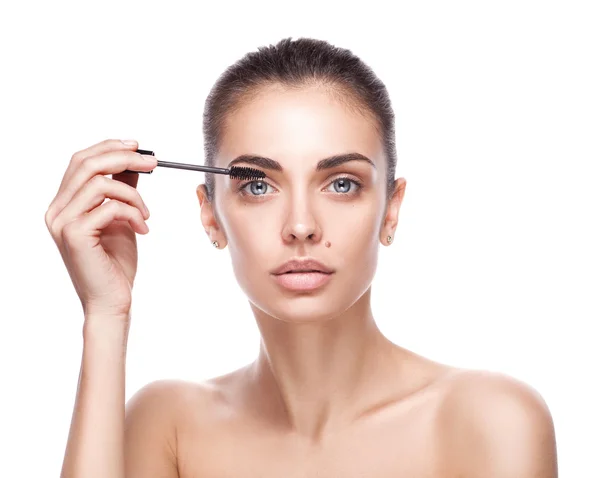 Mulher aplicando maquiagem rímel nos olhos por escova — Fotografia de Stock