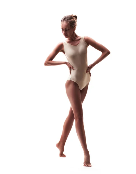 Giovane bella ballerina in costume da bagno beige — Foto Stock