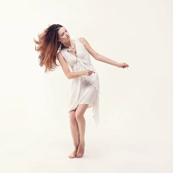 Junge schöne Tänzerin im weißen Kleid posiert — Stockfoto