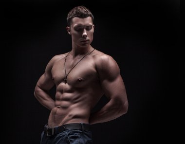 Genç sporcunun vücut geliştirmeci adam