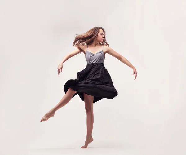 Jovem bela mulher dançarina posando — Fotografia de Stock