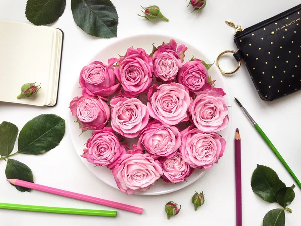 Colorful composition with sketchbook, roses and accessories. Flat lay — Stock Photo, Image