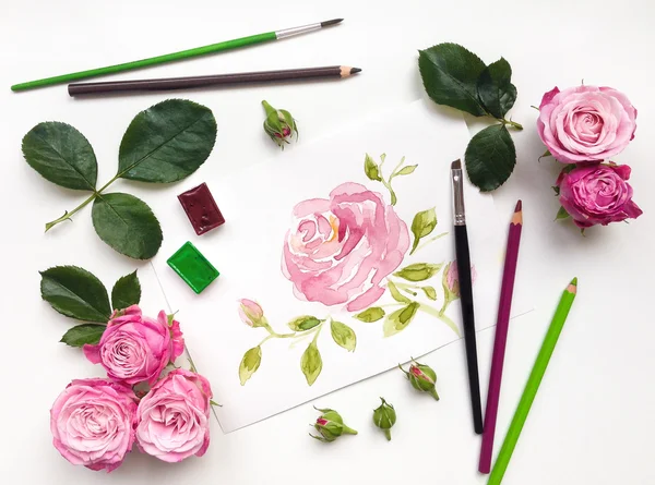 Bunte Komposition mit Rosen und Malzubehör. flache Lage — Stockfoto