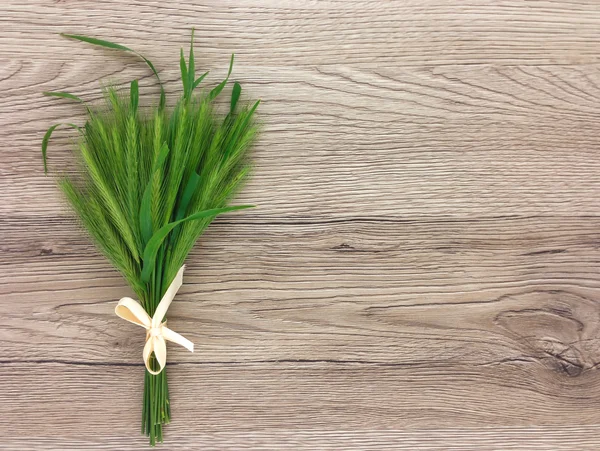 Lindo ramo de espiguillas en la mesa de madera con espacio para copiar. Puesta plana — Foto de Stock