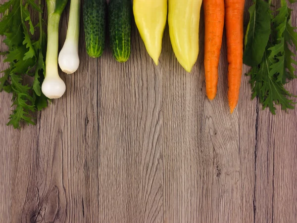 Fresh vegetables colorful frame on wooden background. Flat lay — Stock Photo, Image