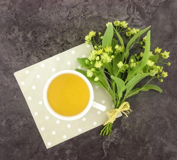 Still life with cup of tea and flower bouquet. Flat lay — Stock Photo, Image