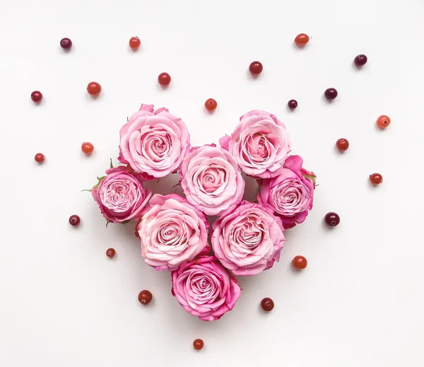 Símbolo de coração feito de rosas e folhas no fundo branco — Fotografia de Stock