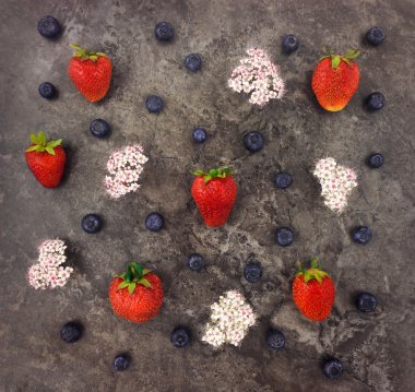 Taze çilek, yaban mersini ve çiçekler ile dekoratif desen