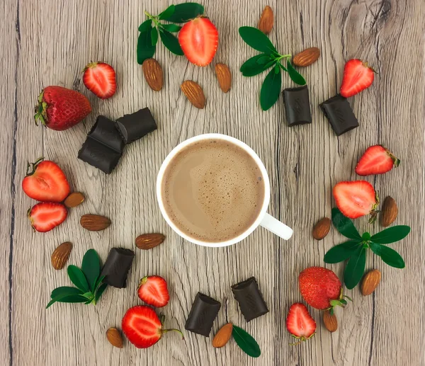 Kopp kaffe med mjölk, choklad och jordgubbar på trä bakgrund. Lägenheten låg — Stockfoto