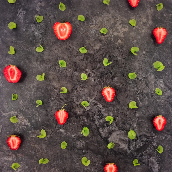 Πολύχρωμο φωτεινό μοτίβο από φράουλες και τα φύλλα. Επίπεδη θέσει — Φωτογραφία Αρχείου