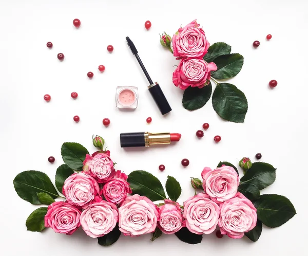 Kozmetik ve çiçeklerle dekoratif düz konum