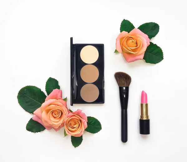 Dekoratif düz kozmetik ve çiçekler kompozisyonu yatıyordu. Düz yatıyordu, en iyi görünümü
