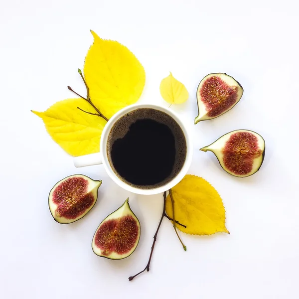 Ljusa morgon kopp kaffe med fikon frukter. Hösten dekoration. Platt lekmanna, top view — Stockfoto