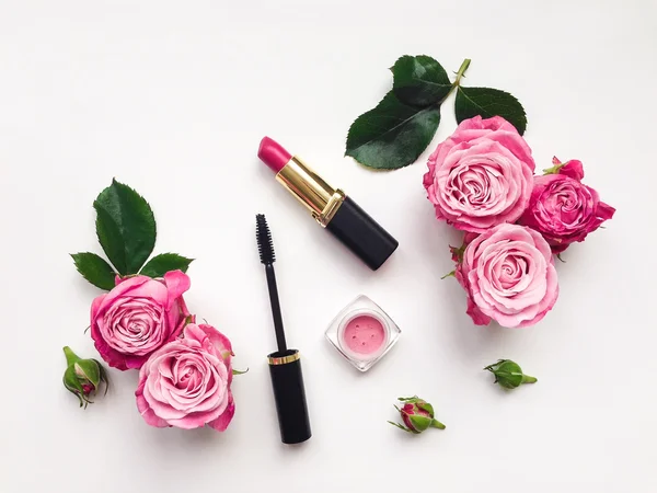 Decorative flat lay composition with cosmetics and flowers — Stock Photo, Image