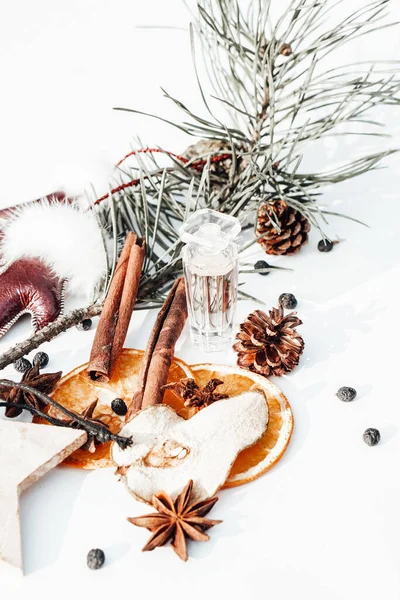 Composição de Natal com ramo de abeto, garrafa de perfume e outros objetos festivos cercados. Foto — Fotografia de Stock