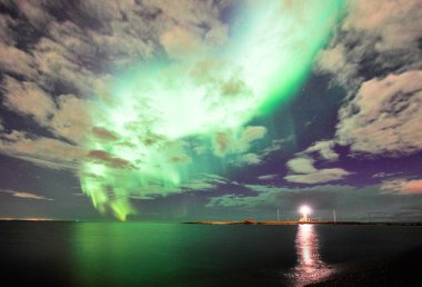 Kuzey ışıkları okyanustaki yansıması