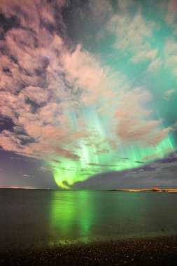 Kuzey ışıkları okyanustaki yansıması