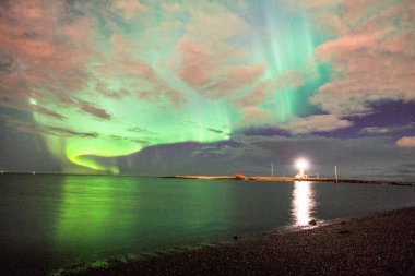 Kuzey ışıkları okyanustaki yansıması