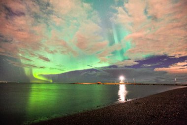 Kuzey ışıkları okyanustaki yansıması