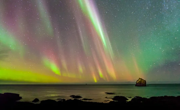El reflejo luminoso de las auroras boreales — Foto de Stock