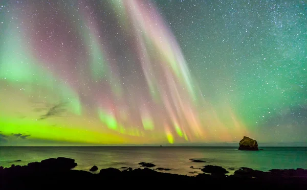 El reflejo luminoso de las auroras boreales —  Fotos de Stock