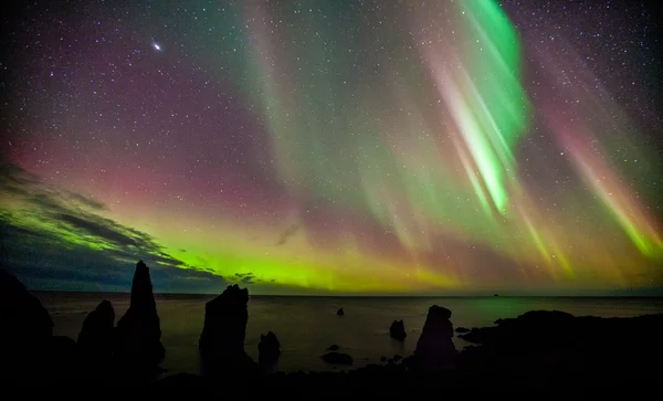 El reflejo luminoso de las auroras boreales —  Fotos de Stock