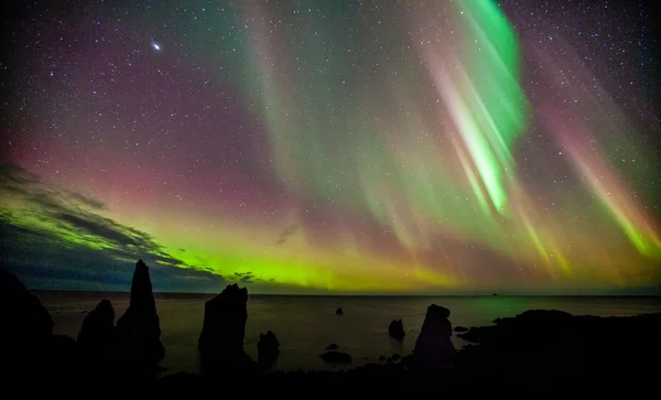 El reflejo luminoso de las auroras boreales — Foto de Stock