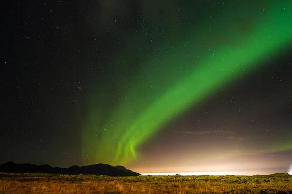 Luzes do Norte sobre campos de lava — Fotografia de Stock