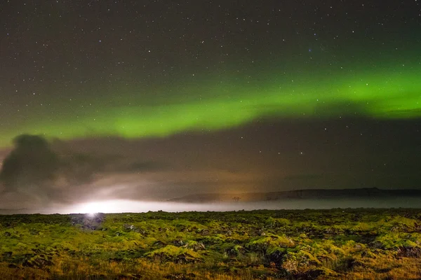 Luces boreales sobre campos de lava — Foto de Stock