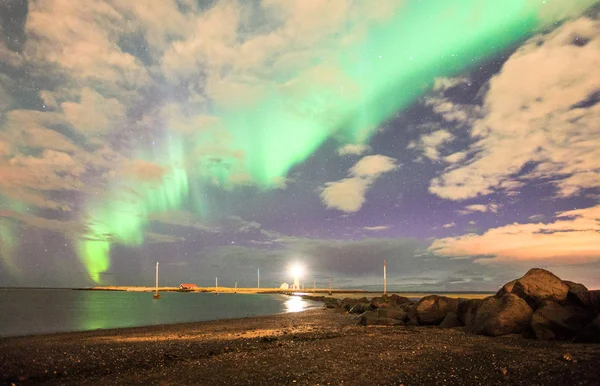 Reflejo de las luces boreales en el océano —  Fotos de Stock