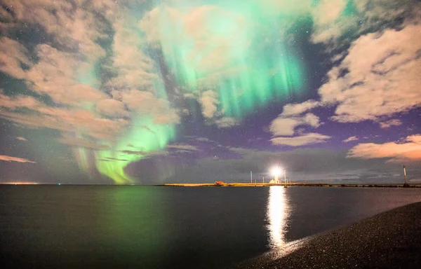 Reflet des aurores boréales dans l'océan — Photo