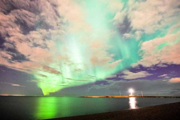 Kuzey ışıkları okyanustaki yansıması