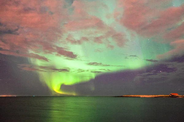 Reflet des aurores boréales dans l'océan — Photo