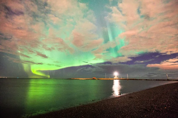 Riflessione delle luci del nord nell'oceano — Foto Stock