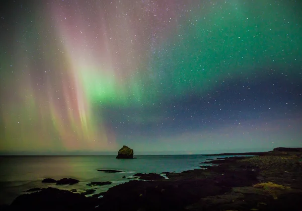 El reflejo luminoso de las auroras boreales Imagen De Stock