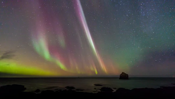 El reflejo luminoso de las auroras boreales Fotos De Stock Sin Royalties Gratis