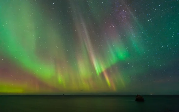 Die Lichtreflexion der Nordlichter Stockfoto