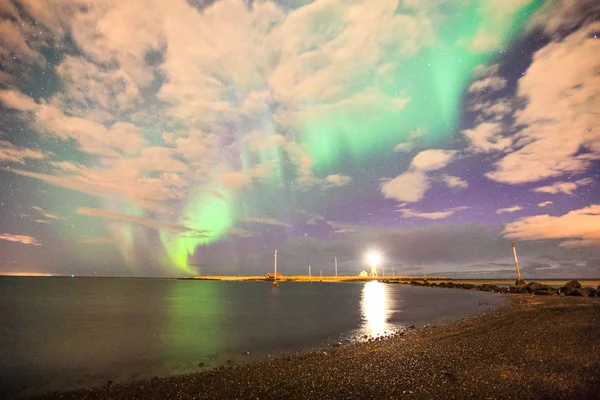 Reflexão das luzes do norte no oceano Imagens De Bancos De Imagens Sem Royalties