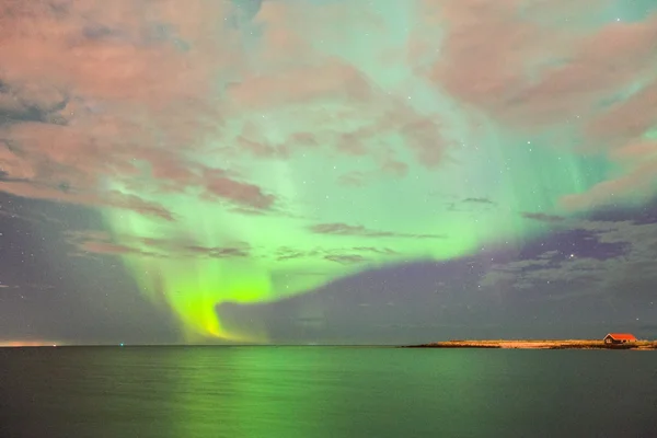 Reflet des aurores boréales dans l'océan Image En Vente