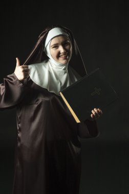 Rahibe İncil tanıtır