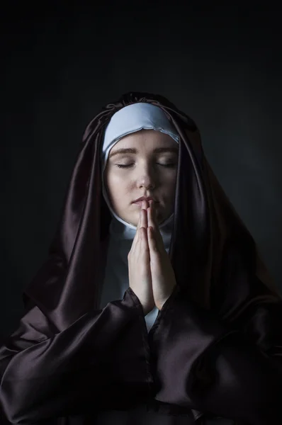 Porträt einer jungen schönen Nonne — Stockfoto