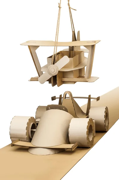 Carro de corrida de papelão e avião de papelão — Fotografia de Stock
