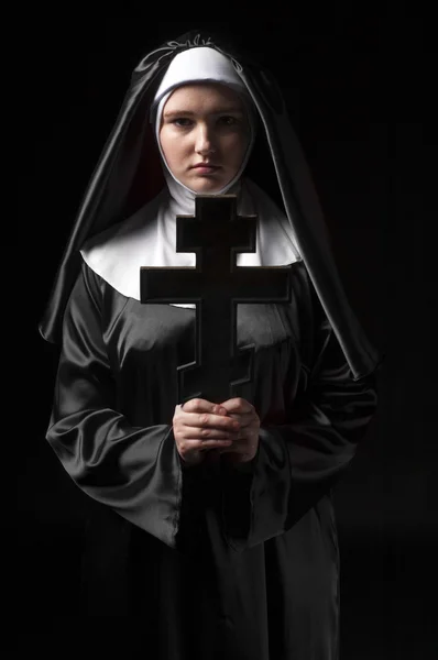 Фото монахини, молящейся — стоковое фото
