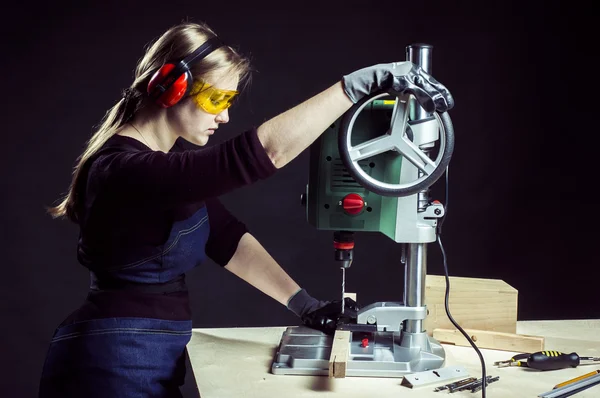 Kadın marangoz ve delme makinesi. — Stok fotoğraf