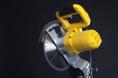 Kesme disk siyah arka plan üzerinde.