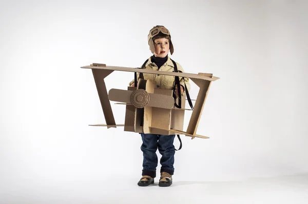 Улыбающийся мальчик с самолетом — стоковое фото