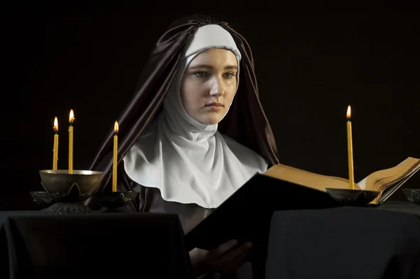 Nun with bible. — Stock Photo, Image