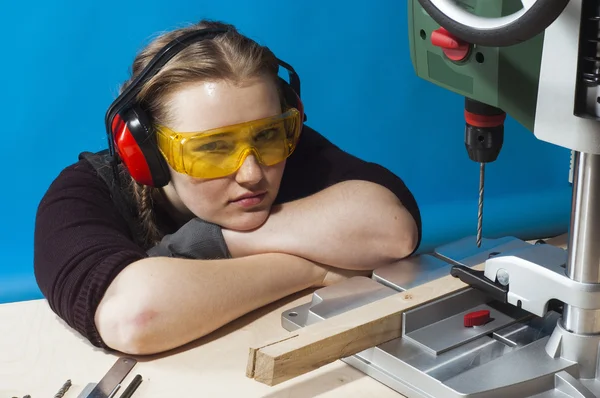 女性の大工と掘削機. — ストック写真