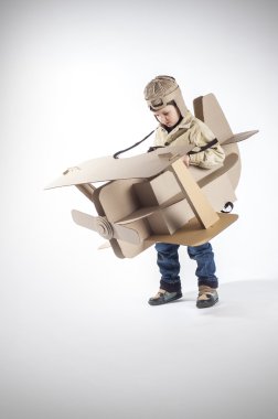 çocuk ve çift kanatlı.